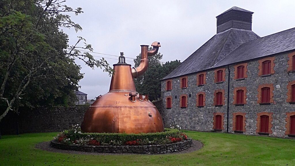 Invenzione del whisky, tra storia ed etimoligia