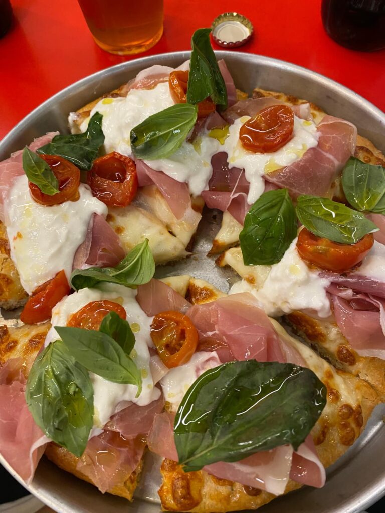 Pizza al Tegamino con burrata, prosciutto crudo e pomodorini